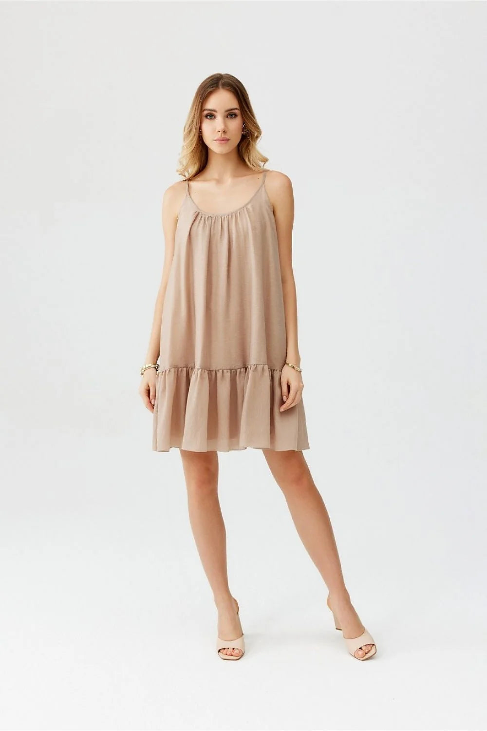 Robe d'été femme décontractée matériau fluide col froncé volant à l'ourlet couleur beige clair liberté de mouvement