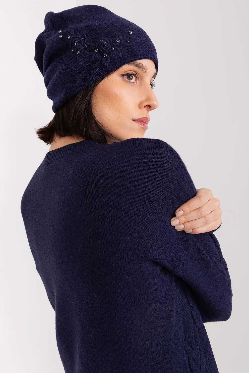Bonnet d'hiver en tricot lisse pour femme, acrylique coton cachemire, application décorative, style élégant et cosy, bleu marine profond, détails en perles noires, look casual-chic