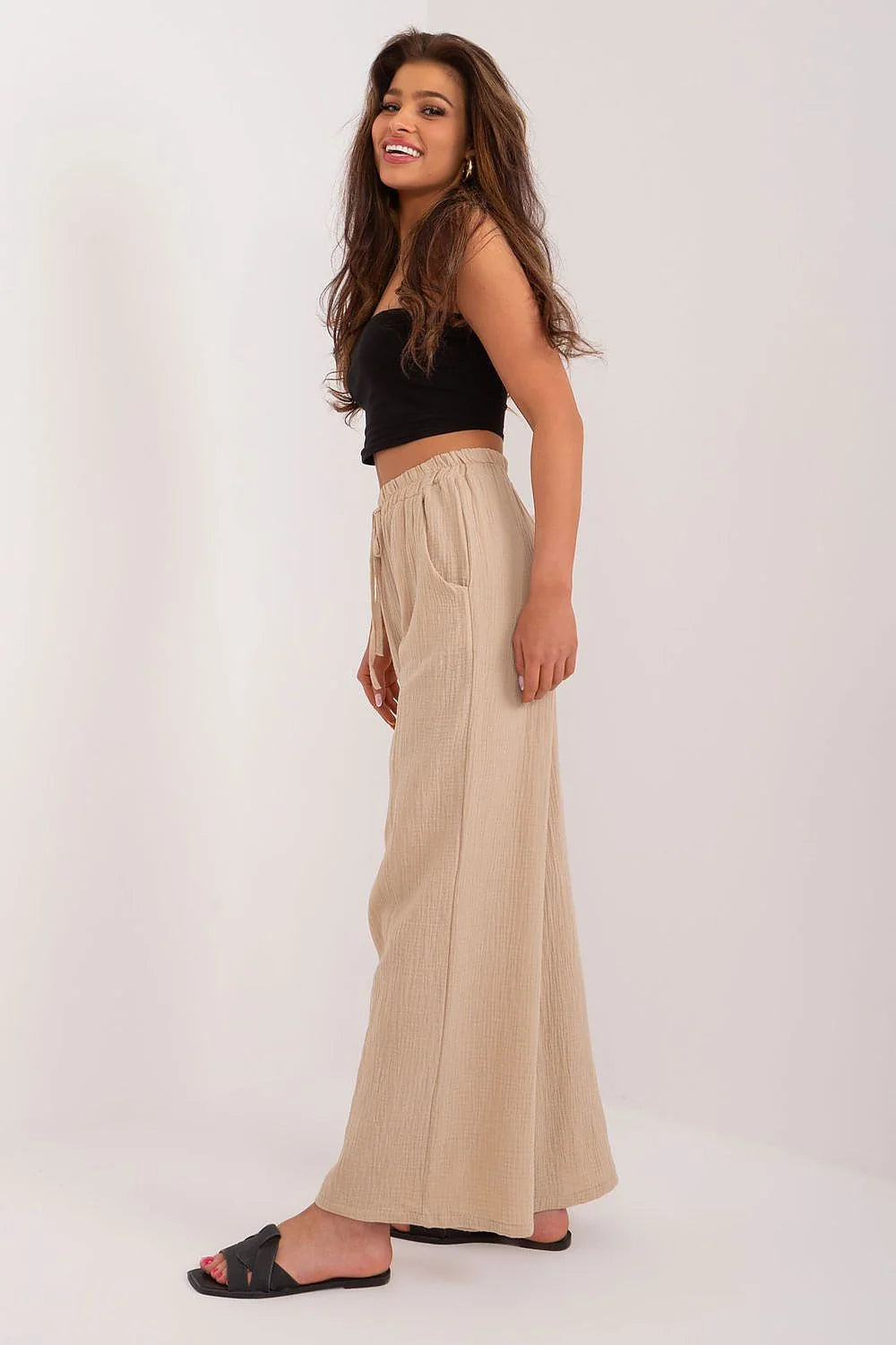 Pantalon femme coupe large beige élastique taille sandales noires crop top ajusté décontracté chic occasion été