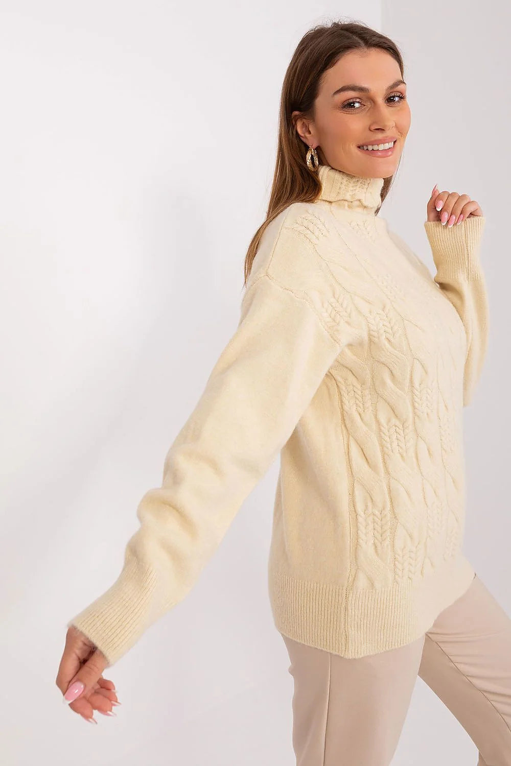 pull femme tricoté torsadé col roulé beige crème maille douce chaude douillet manches longues coupe droite bords côtes