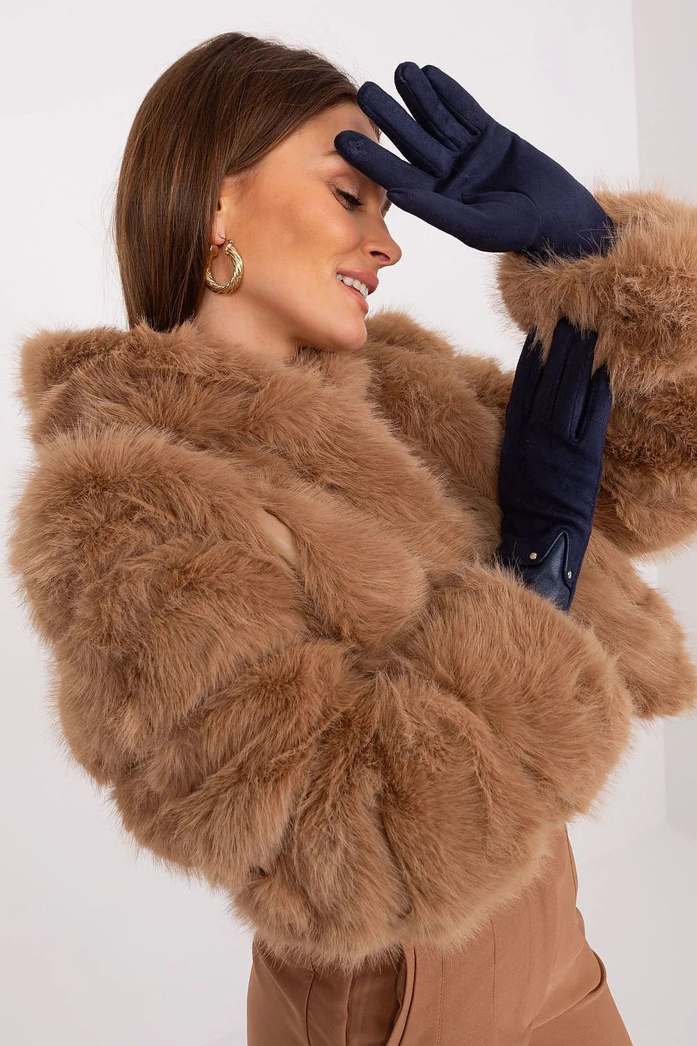Manteau et gants élégants en fourrure synthétique camel et cuir navy femme mode hiver coupe ample