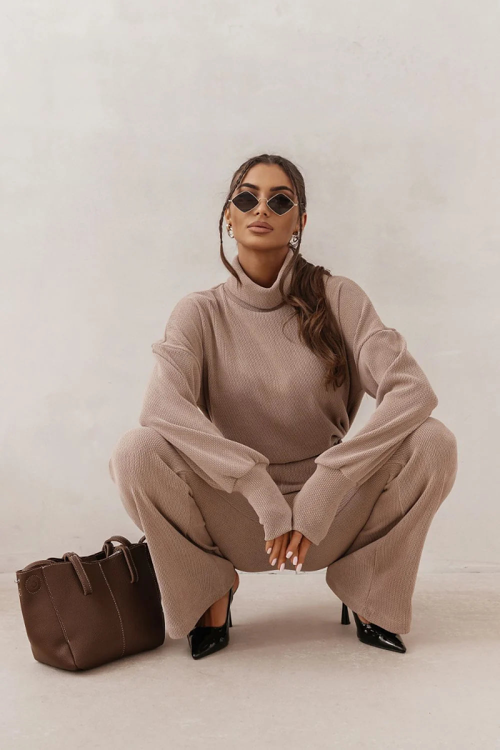 ensemble PRIAH beige maille côtelée pull col roulé oversize manches longues poignets allongés pantalon taille haute coupe large confortable élégante