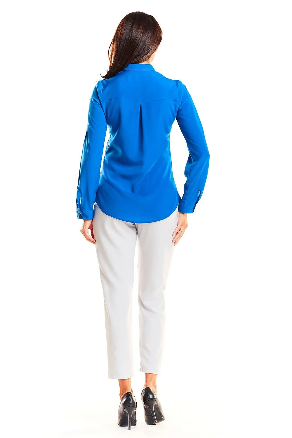 chemise satinée bleu cobalt semiajustée manches longues colV tailleur boutonnage central poche poitrine plissée tissu fluide léger élasthanne professionnel chic