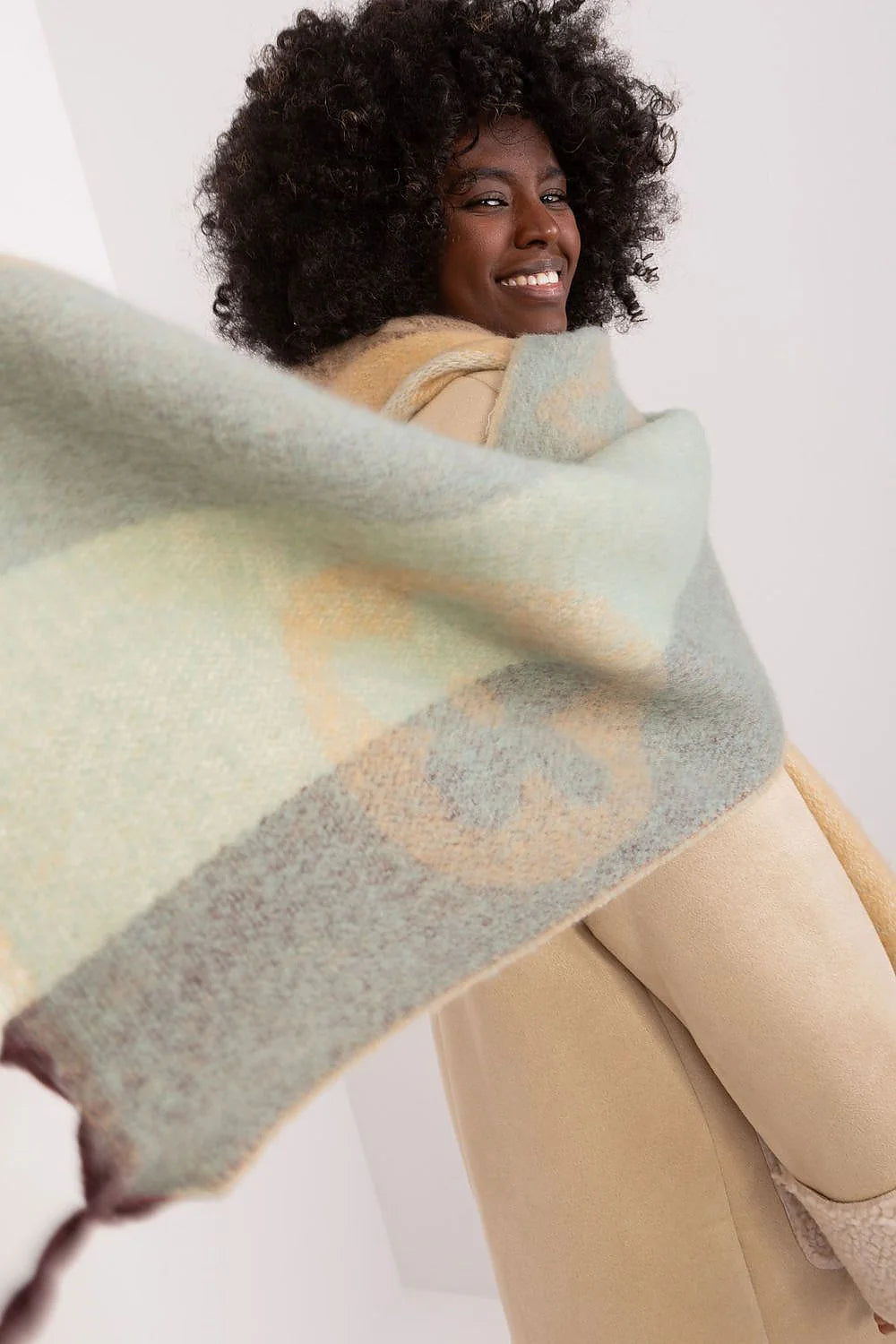 écharpe longue oversize polyester bouclée duveteuse moelleuse effet mohair chaude camel beige taupe bicolore étoile discrète franges tressées multicolores cocooning