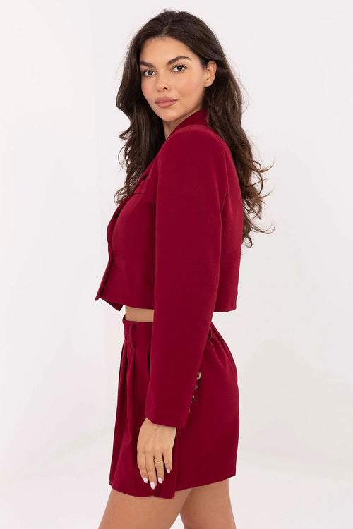 blazer croisé court bordeaux double boutonnage col tailleur manches longues épaulettes structuré jupe mini plissée taille haute élastique dos confort