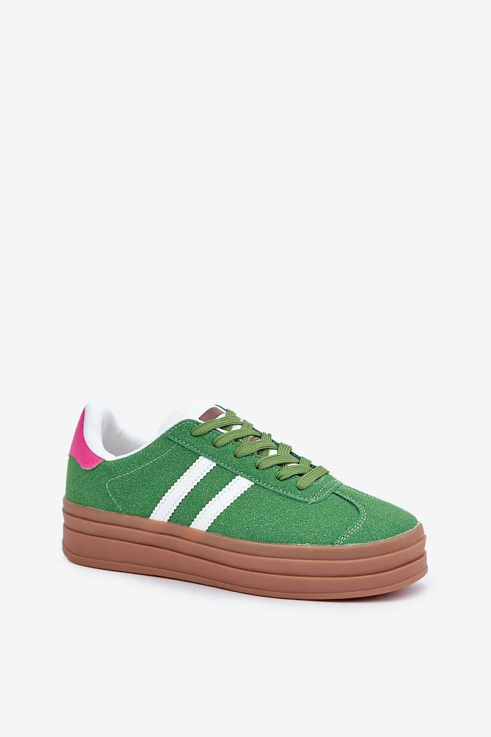baskets femmes plateforme compensée semelle gomme marron tige suédine verte bandes latérales blanches empiècement talon fuchsia lacets verts col rembourré