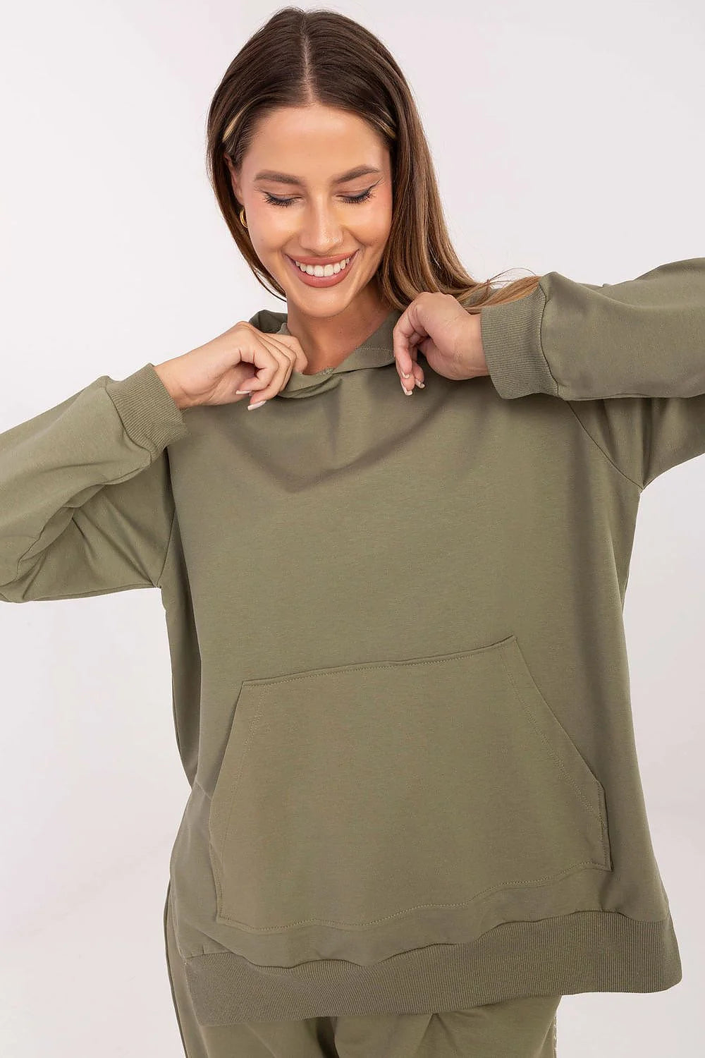 hoodie femme oversize kaki olive coton mélangé molleton doux confortable capuche manches longues épaules tombantes poche kangourou fentes côtés minimaliste
