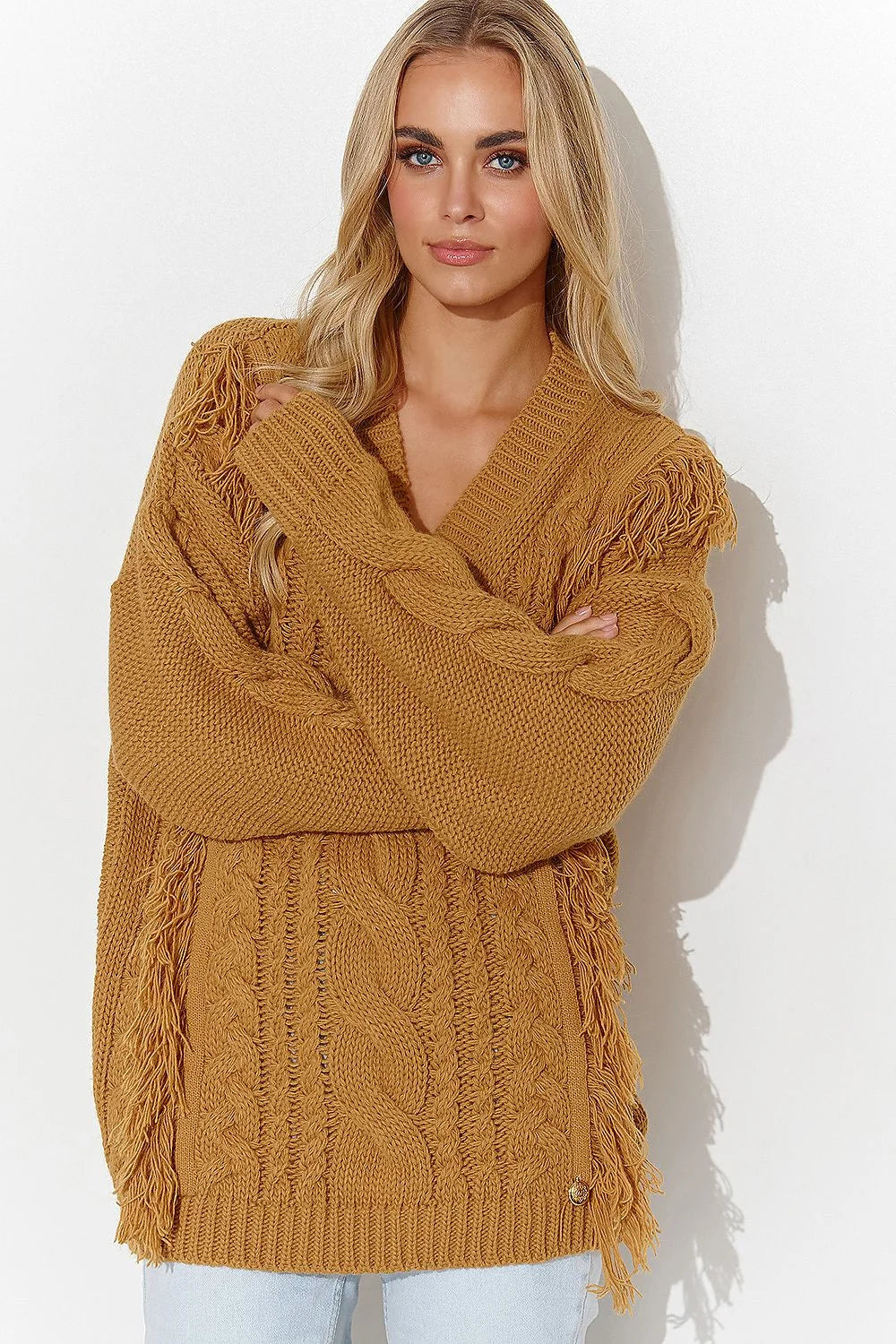 Chandail Makadamia pour femme en tricot moutarde, style casual, encolure en V, franges et motif à torsades
