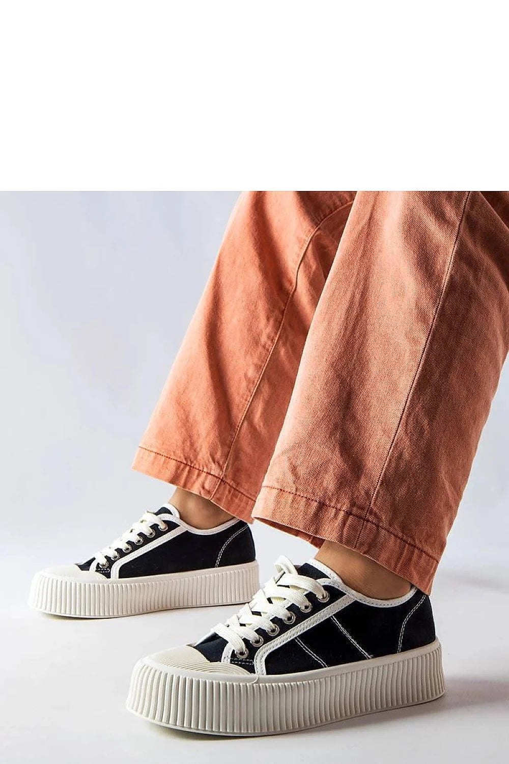 baskets femmes Castanthei Solea sneakers toile noire accents offwhite lacets écrus œillets métalliques semelle plateforme blanche nervurée