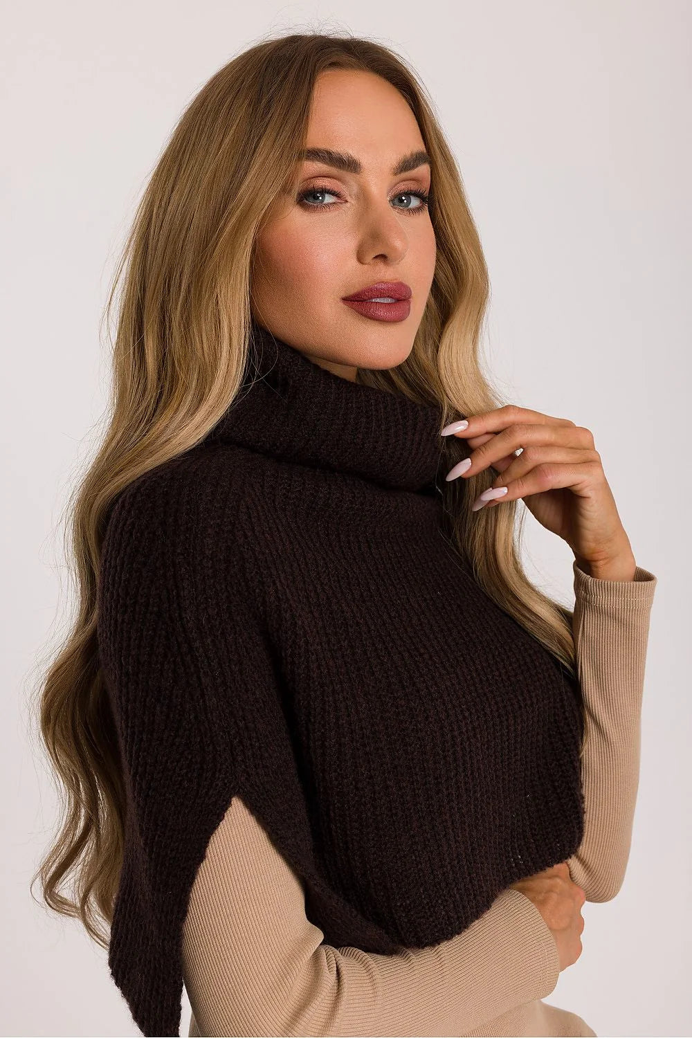 poncho cape femme courte col roulé tricot côtelée épais doux ample marron foncé fentes latérales bordcote superposable polyacrylique polyester laine