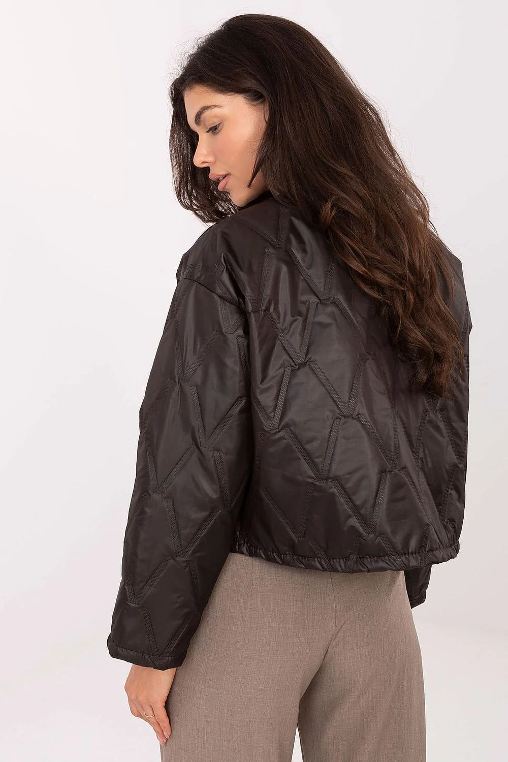veste matelassée femme courte doudoune légère boxy col rond manches longues satinée noir motif géométrique chevrons broche papillon dorée urbaine