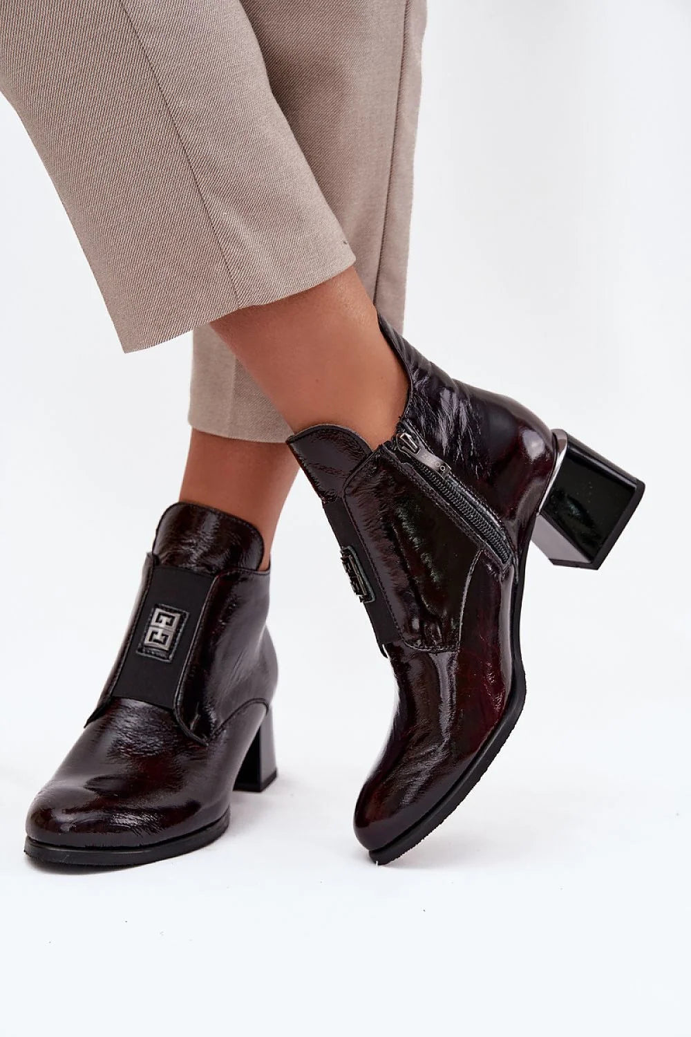 bottines femme chelsea cuir verni bordeaux foncé bout pointu talon bloc sculpté semelle noire empiècement élastique logo doublée