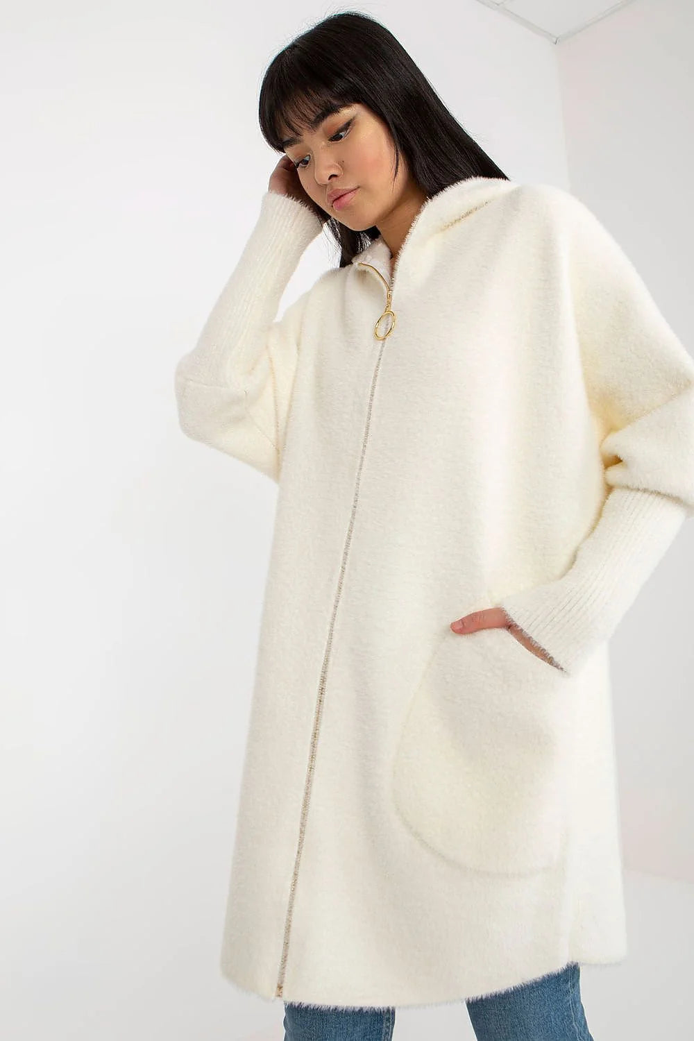 manteau femme longues manches capuche zippé oversize maille bouclette écrue coupe droite mi cuisse poches plaquées arrondies fermeture éclair dorée