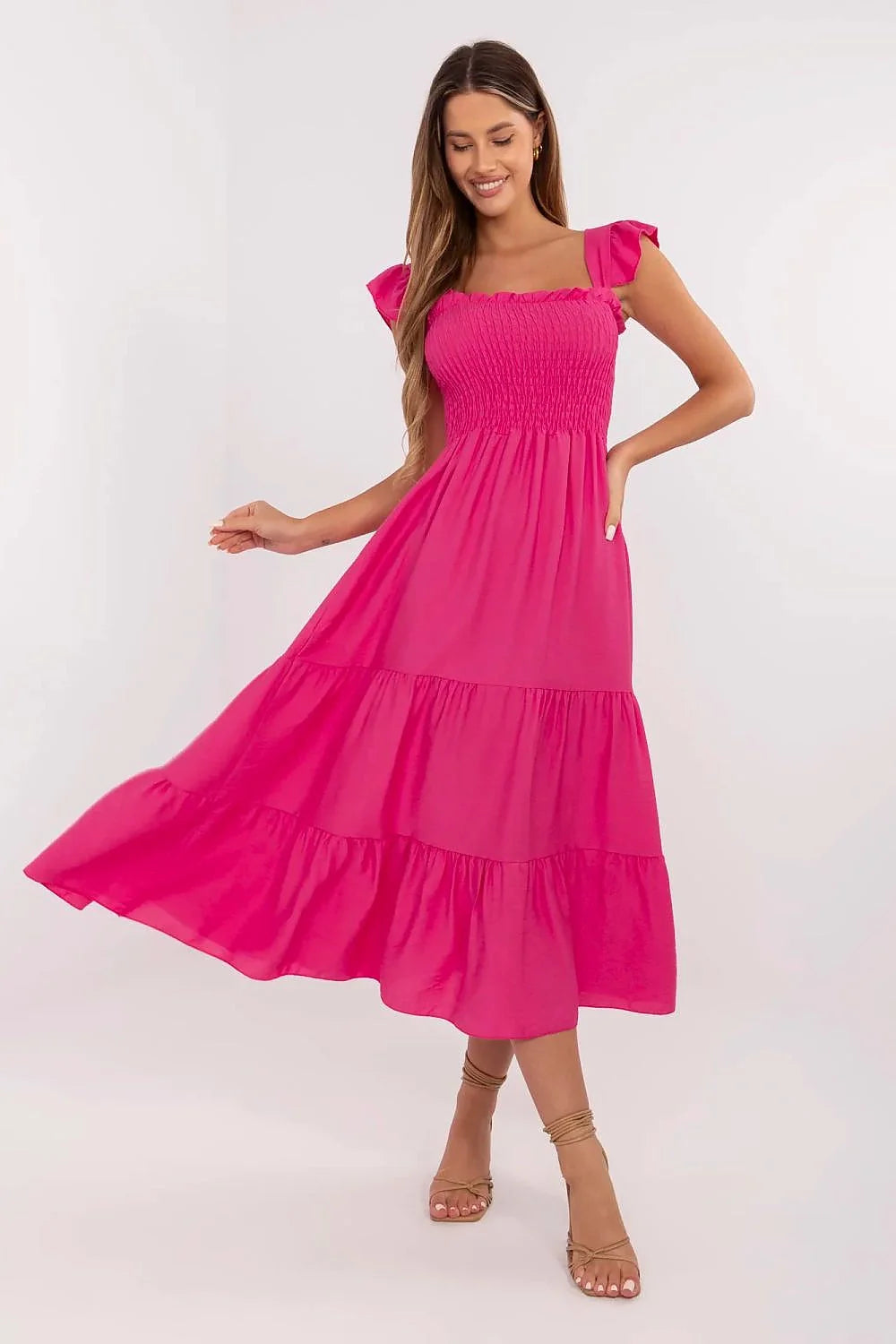 robe midi estivale fuchsia smocké corsage décolleté carré bretelles volantées taille empire jupe longue volants tiers fluide poches latérales