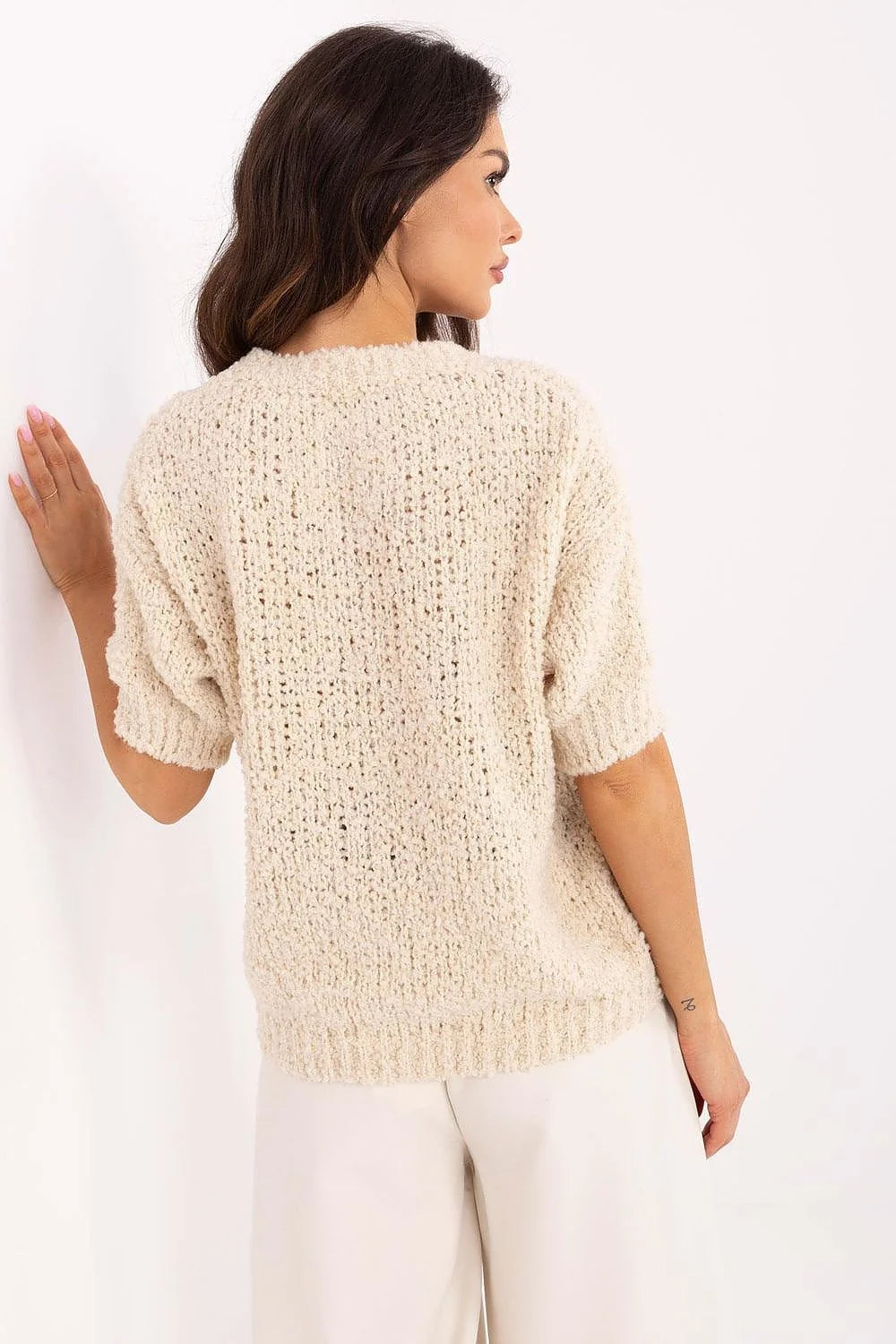 ensemble femme pull manches courtes pantalon taille haute minimaliste beige crème maille texturée côtelée oversize ceinture boucle dorée fluide élégant