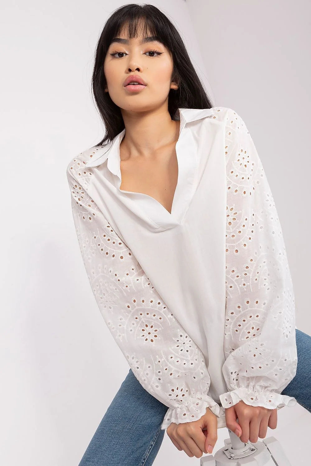 Chemisier Lakerta Blouse Femme Élégante Décontractée Longue Manches Dentelle Blanche Coupe Ample Visage Moderne