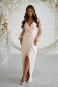 robe longue soirée rose pâle satinée portefeuille décolleté coeur manches tulle paillettes taille cintrée fente haute latérale ajustée
