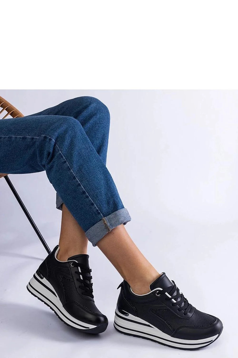 Baskets pour femmes design moderne style sportif couleur noire et blanche matériaux cuir synthétique tissu perforations semelle épaisse plateforme confortable durabilité