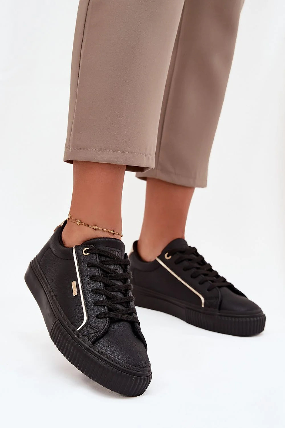 basket basse femme cuir synthétique grainé noir semelle plateforme épaisse crantée rond lacets œillets liseré doré rembourré confort