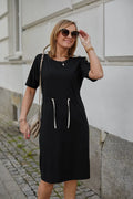 Robe de jour élégante en maille noire pour femmes matures taille ajustable manches courtes coupe droite