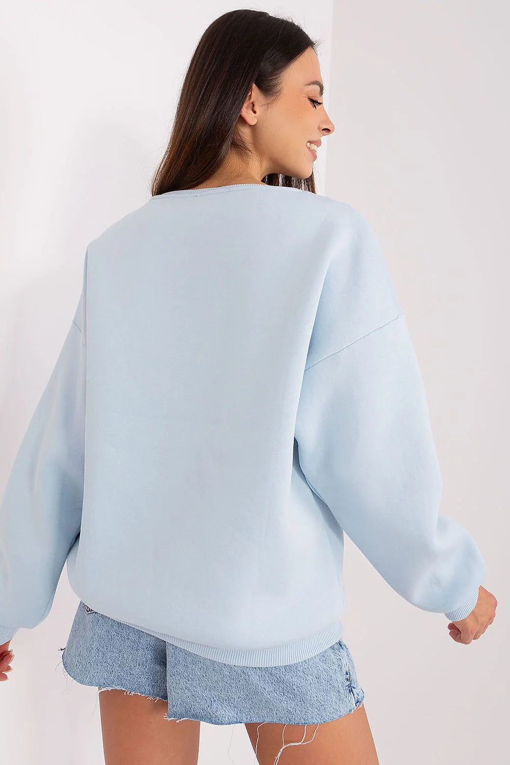 Sweatshirt et jupe en denim femme style moderne look casual couleur bleu pastel manches longues coupe ample