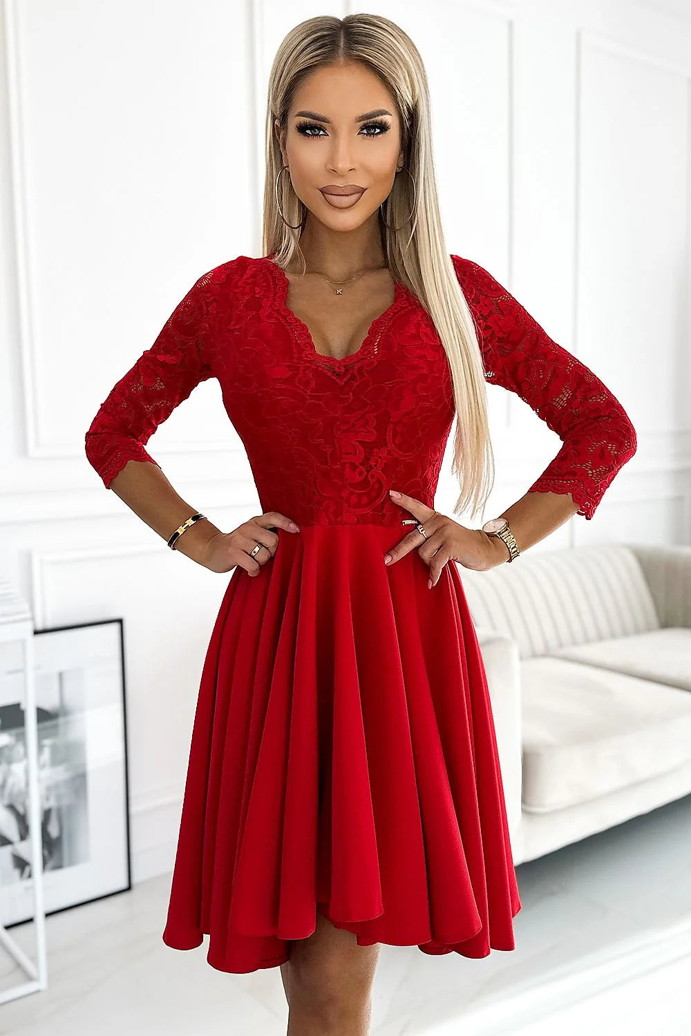 robe soirée asymétrique rouge dentelle florale colcoeur festonné manches troisquarts tailleajustable cintrée jupeevasée doublée tombéimpeccable polonaise élégante glamour