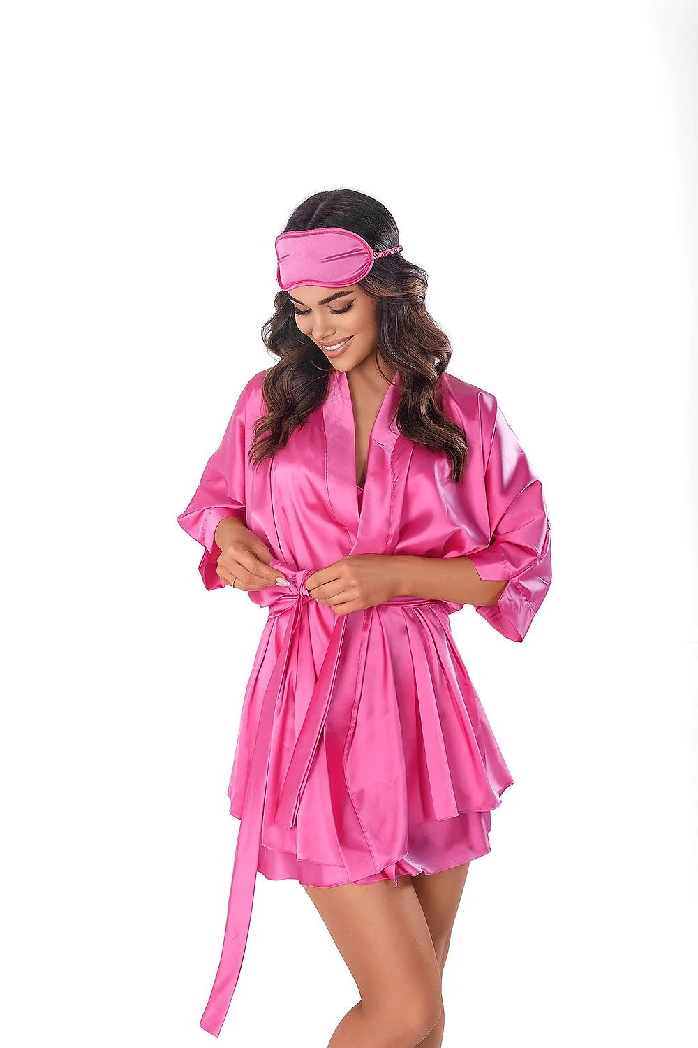 Robe de chambre Anais courte en satin rose vif style kimono manches chauve-souris coupe ample ceinture intégrée femmes