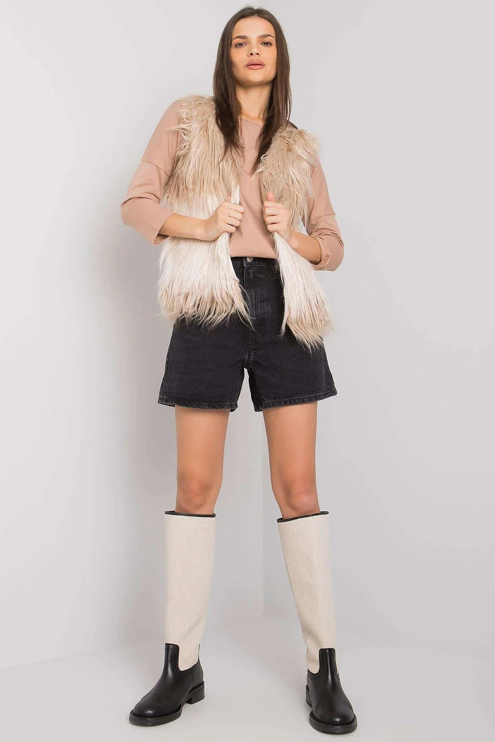 Gilet sans manches pour femmes en fausse fourrure longue, style moderne et élégant, coupe droite, couleur dégradé beige, polyester 100%, doublure intérieure, parfait pour l'automne, mode casual chic