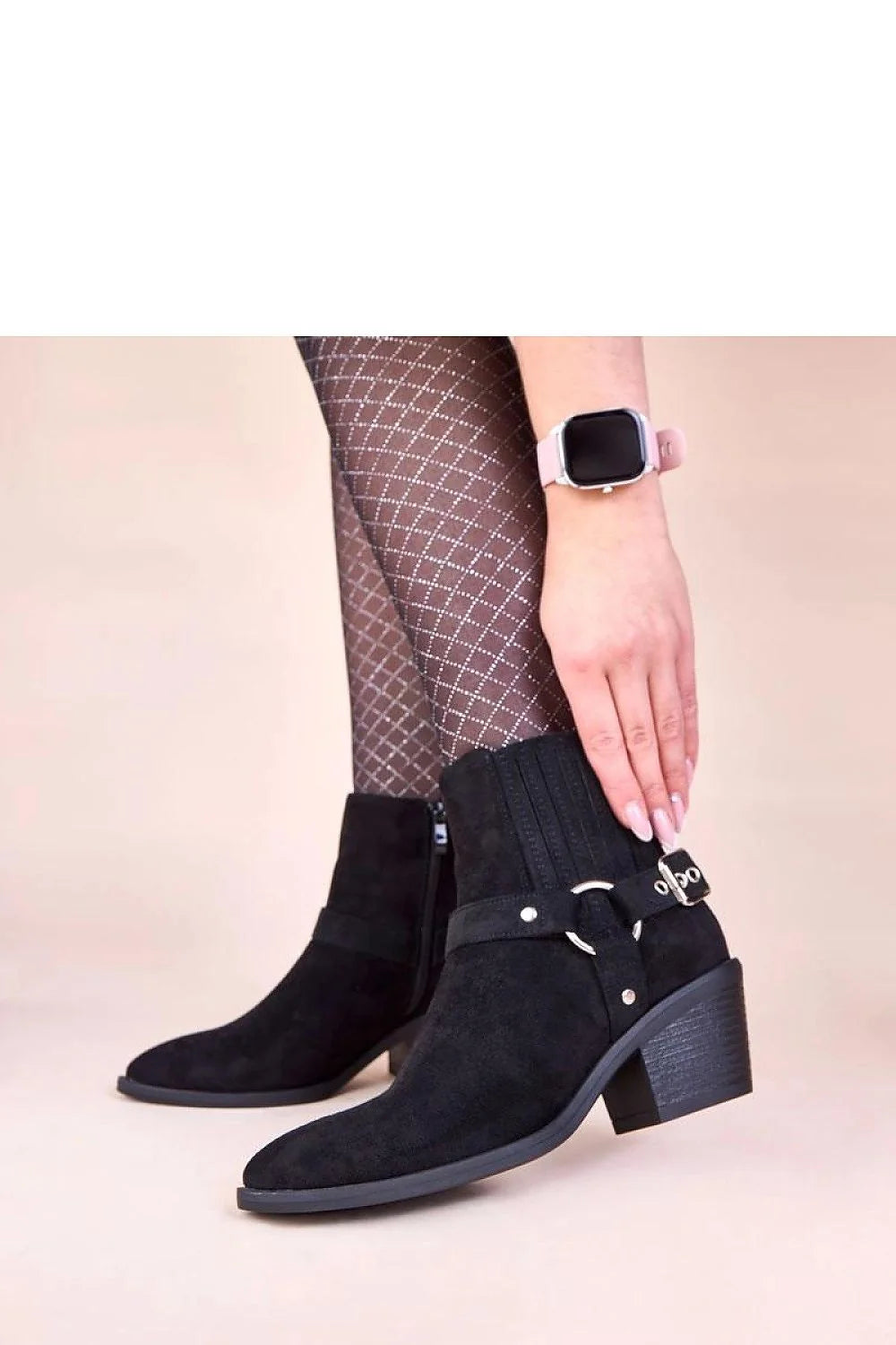 bottines femme daim noires talon bloc moyen bout pointue bride harness anneau rivets fermeture éclair latérale semelle caoutchouc antidérapante ajustée