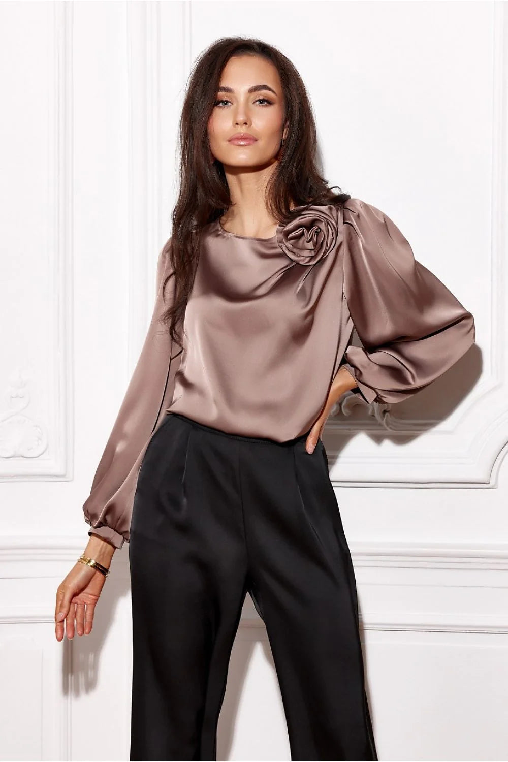 Chemisier Roco Fashion en satin taupe fleuri manches longues bouffantes épaules moulées silhouette ample femme élégance luxe