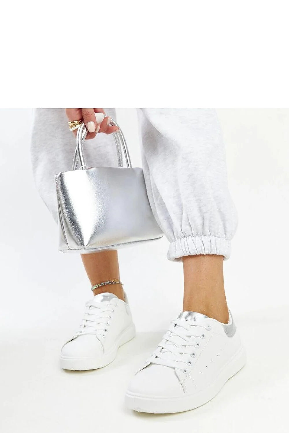 Baskets pour femmes modernes style sneakers blanc argenté cuir écologique semelle caoutchouc blanche taille ajustable