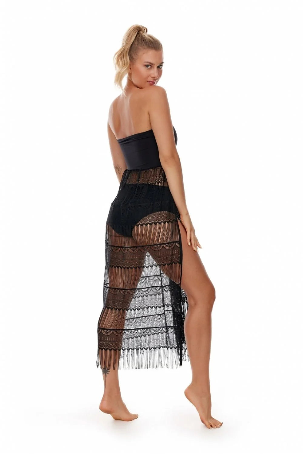 Robe de plage bohème transparente noire dentelle tunique élastique épaules nues fente latérale sandales bijoux plage piscine été