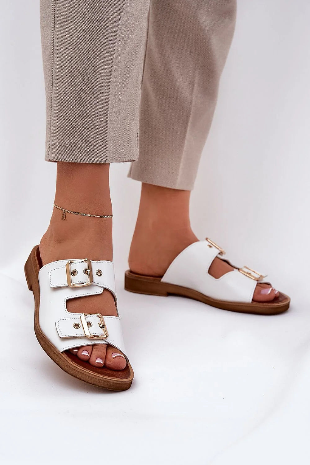 Sandales femmes design moderne cuir blanc boucles dorées brides ajustables semelle surélevée confort quotidien été élégance style sophistication