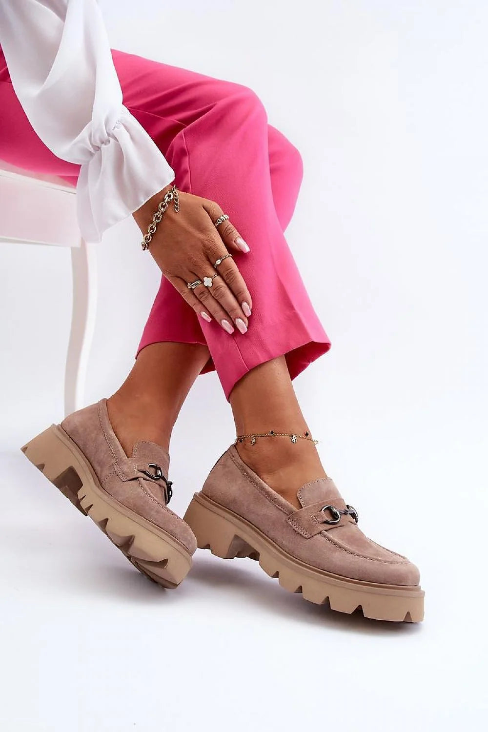 Mocassins Vinceza femme daim beige taupe moderne semelle épaisse crantée confortable bout rond mors argenté surpiqûres