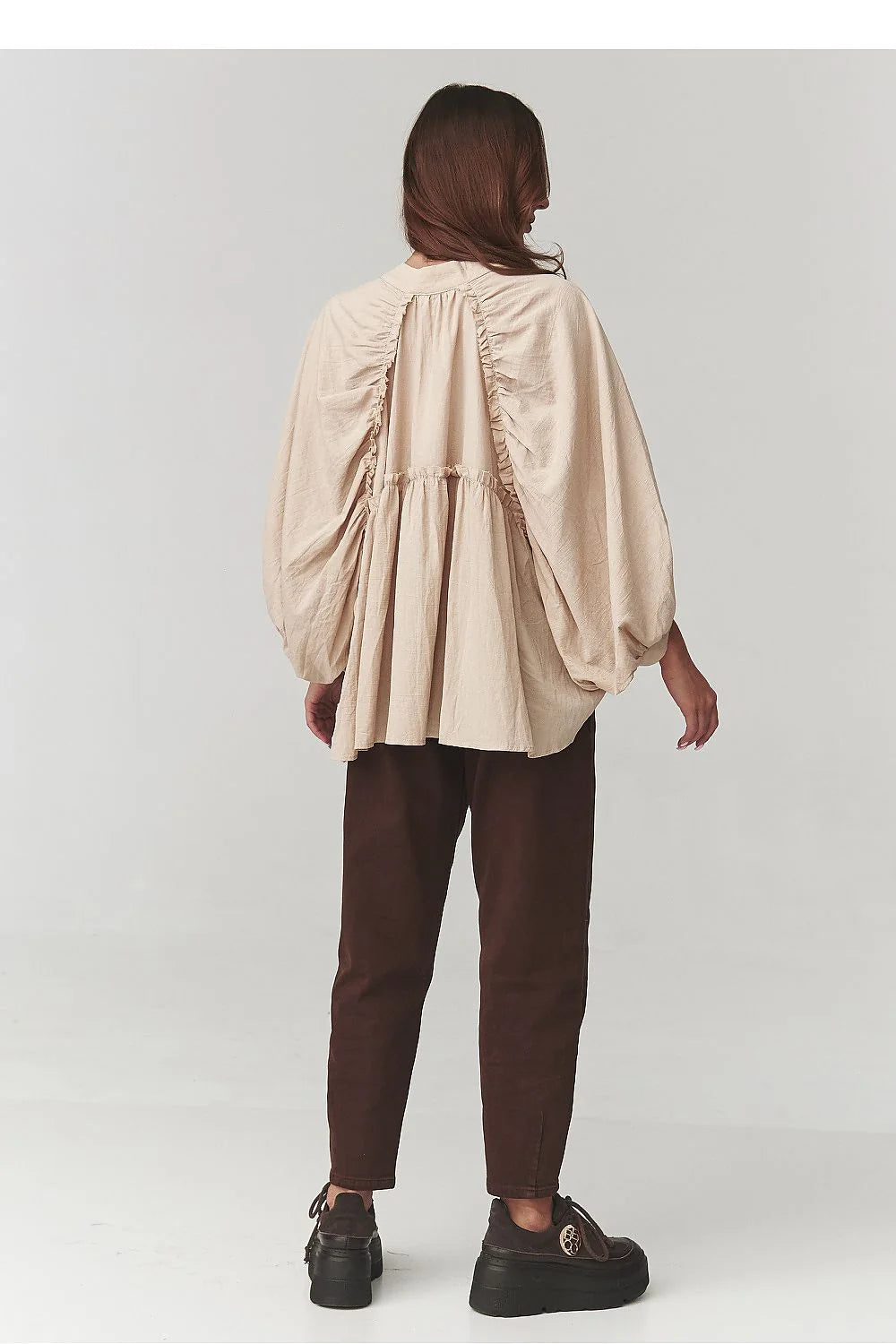 chemise oversize femme boutonnée beige manches bouffantes col volanté encolure froncée tissu léger texturé lin coupe ample poignets