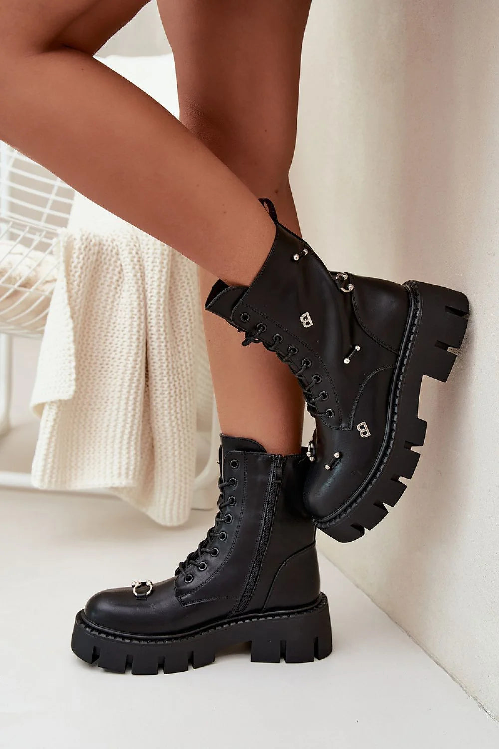 bottes femme simili cuir noir lisse biker montante lacets fermeture éclair latérale anneaux métalliques décoratifs semelle plateforme crantée épaisse