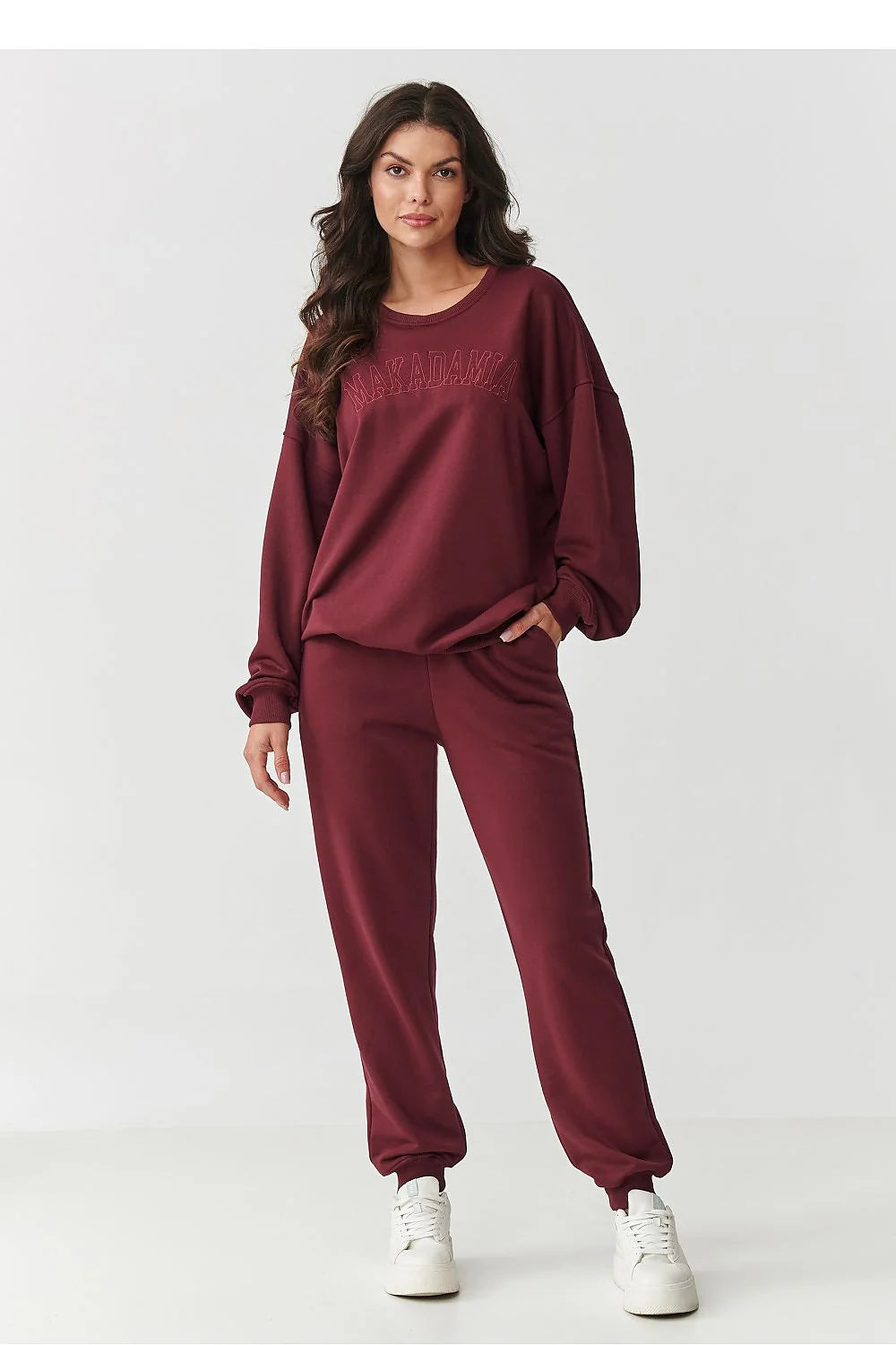 survêtement femme bordeaux oversize sweat col rond logo brodé molleton doux manches tombantes pantalon jogging taille élastique chevilles côtelées confort