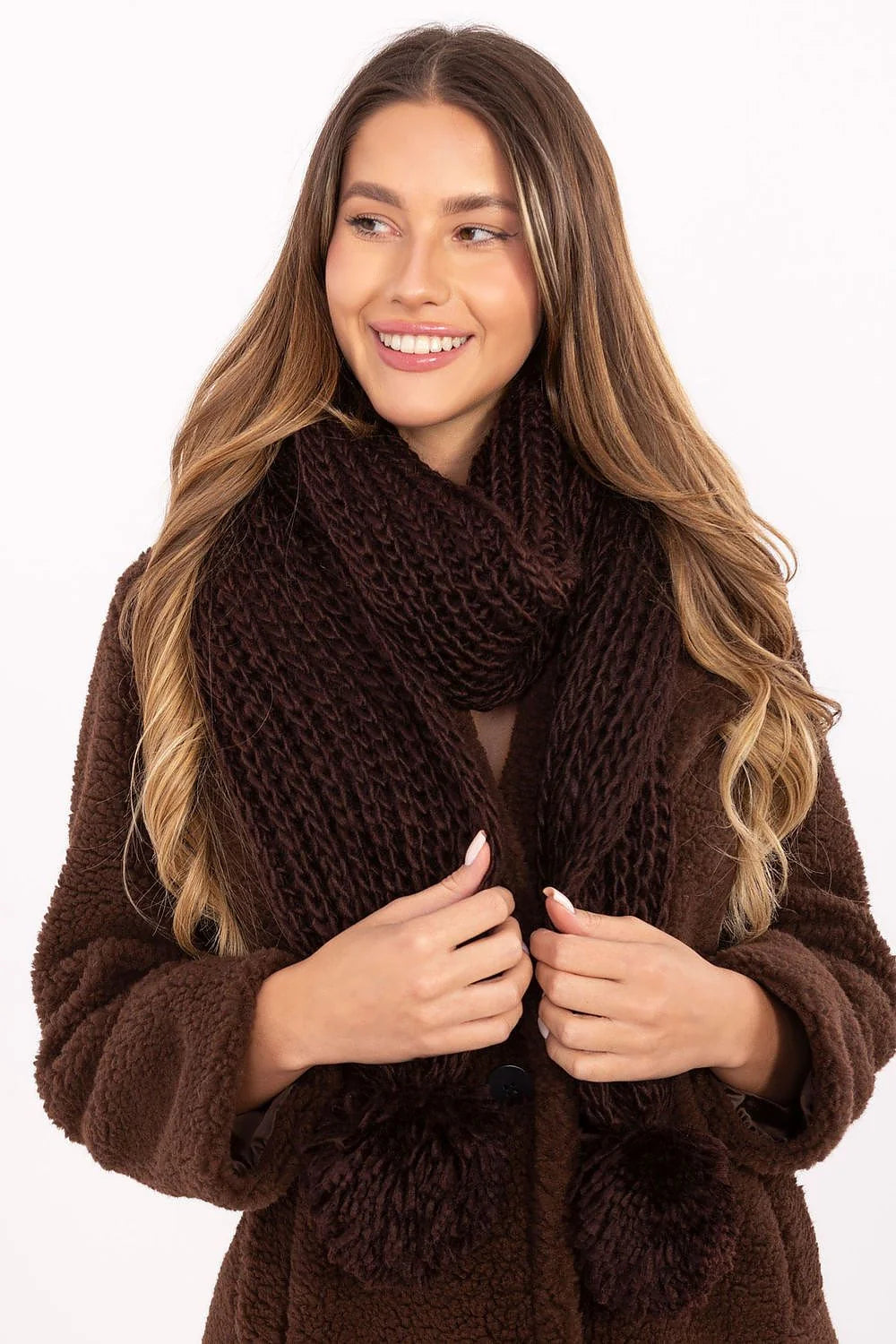 écharpe grosse maille pompons marron chocolat longue enveloppante moelleuse chaude cosy casual tendance hiver acrylique douce qualité