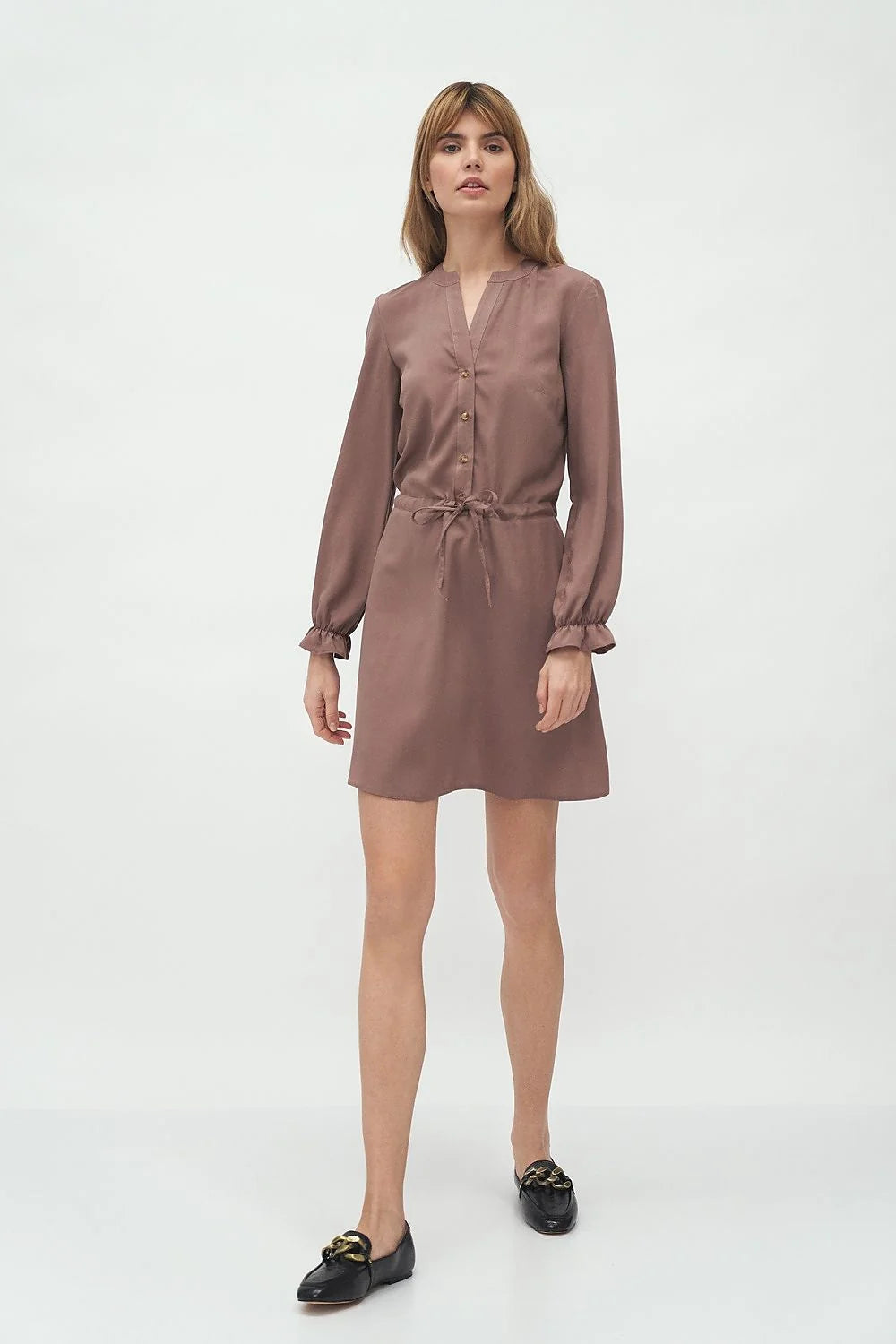 robe jour élégante manches bouffantes taupe ajustée femme coupe universelle taille cintrée cordon nouer boutons dorés tissu fluide satiné chic