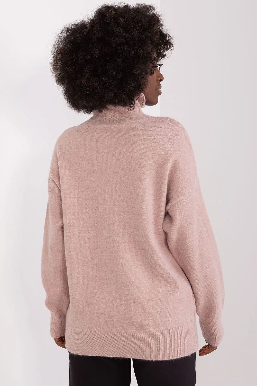 Pull-over en tricot femme torsades enchevêtrées col roulé manches longues teinte rose pâle coupe droite finitions rib côtelé