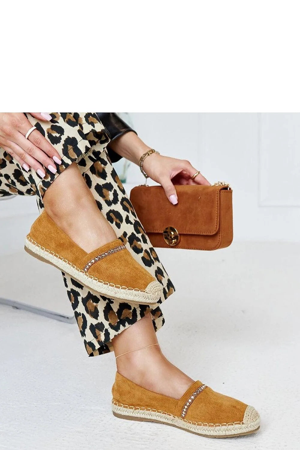 espadrilles abia suédine caramel zircons jute tressée semelle caoutchouc confortable rembourrée slipon bout renforcé coutures apparentes coupe ronde