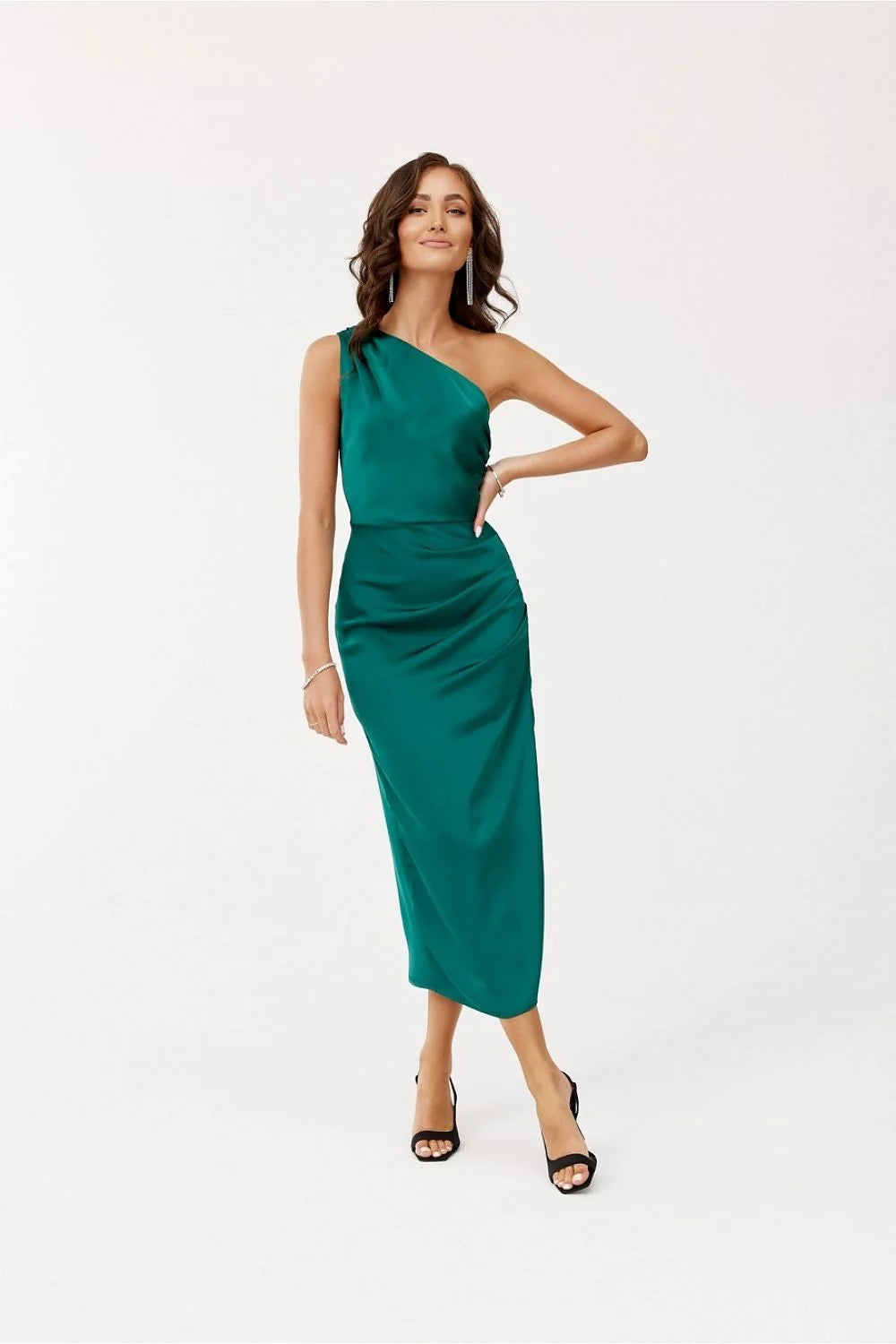 Robe de soirée élégante asymétrique à une épaule satin vert émeraude longueur midi sans manches femme