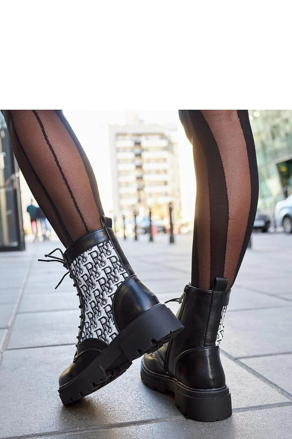 bottes combat cuir noires monogrammées BR panneaux blancs contrastés semelle crantée épaisse lacets robustes montantes cheville urbaines durables adhérence