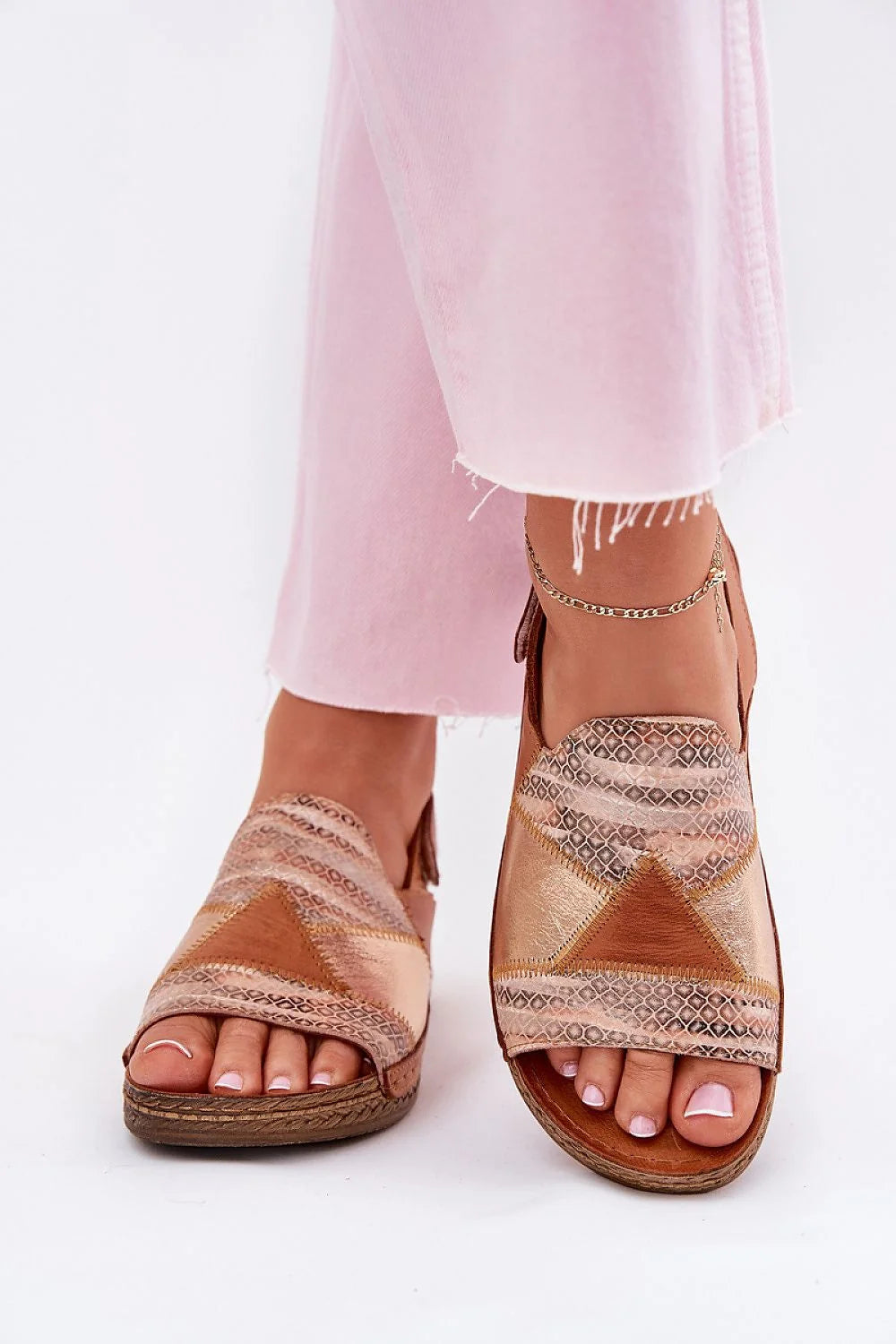 Sandales femmes en cuir naturel style ouvert semelle tressée motifs géométriques texture serpent doré métallique wedge été confort mode décontractée occasion quotidienne robe été pantalon