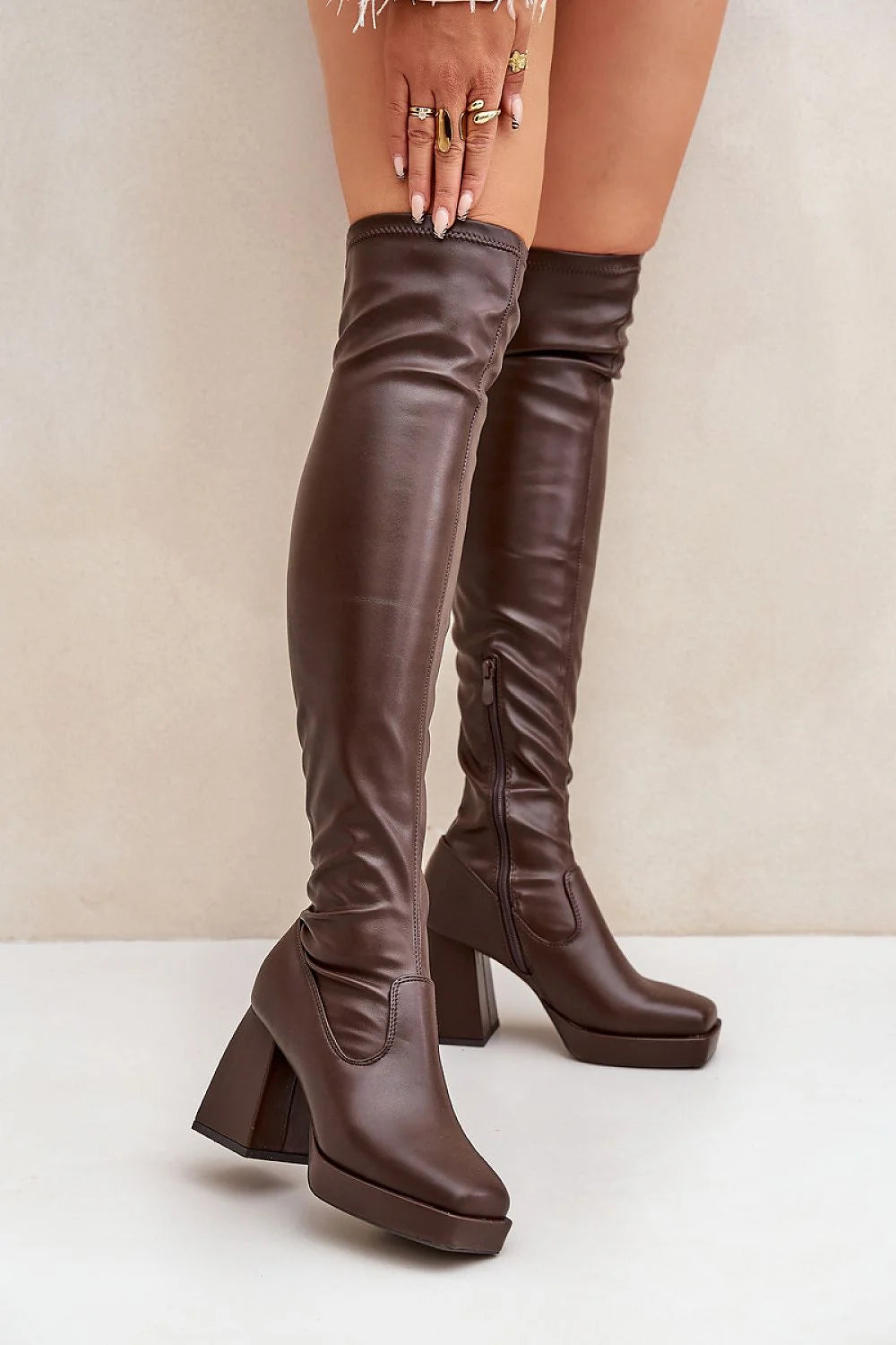Bottes hautes épaules talon bloc cuir artificiel marron foncé style moderne élégance femmes occasionnels