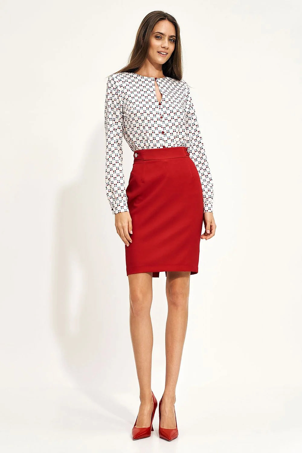 Jupe noire taille haute ajustée coupe crayon avec blouse beige nœud col manches longues transparentes femme