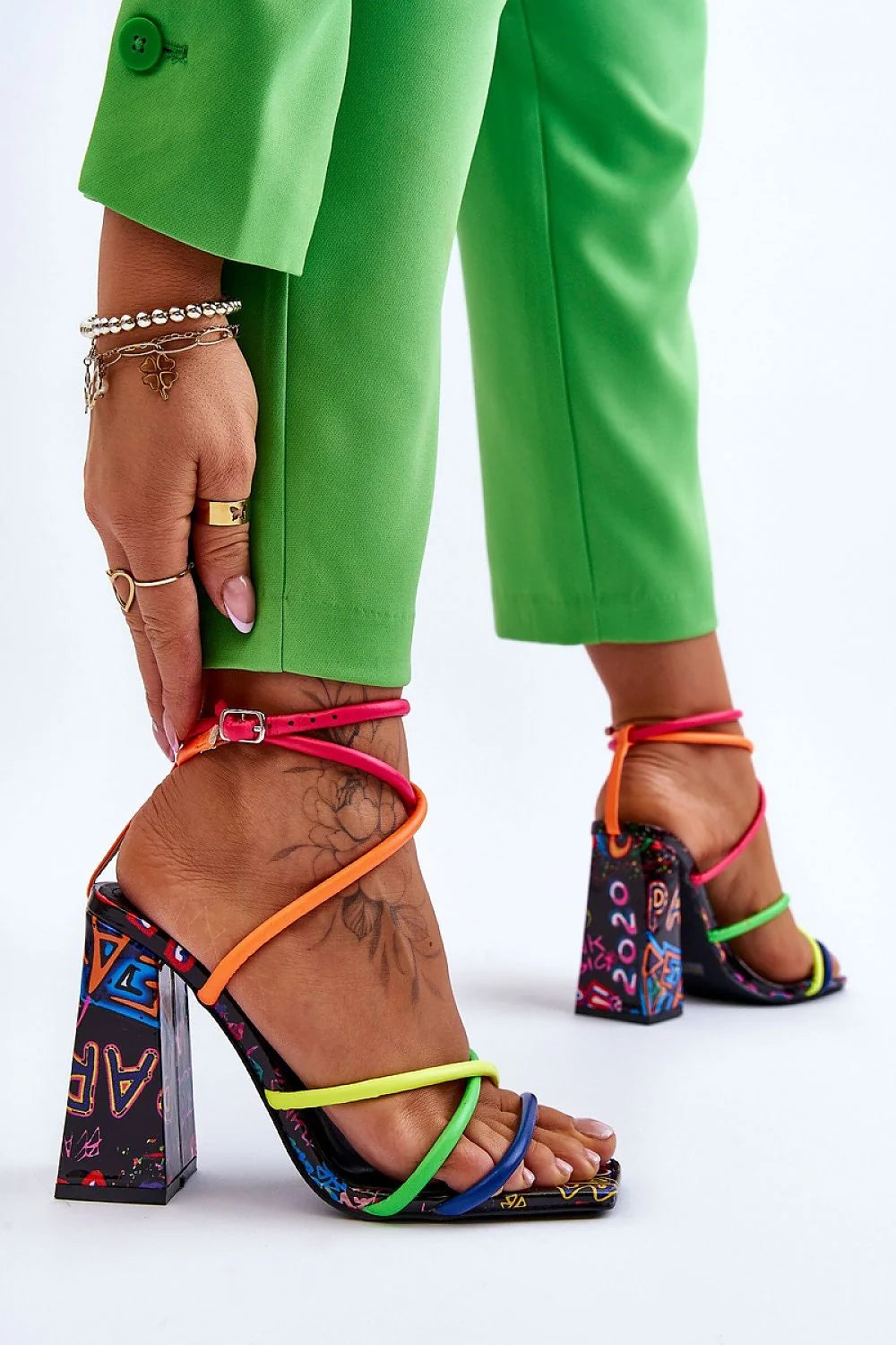 Sandales à talons carrés multicolores en cuir artificiel femme, style audacieux, confortable, idéales pour les occasions spéciales ou les tenues estivales