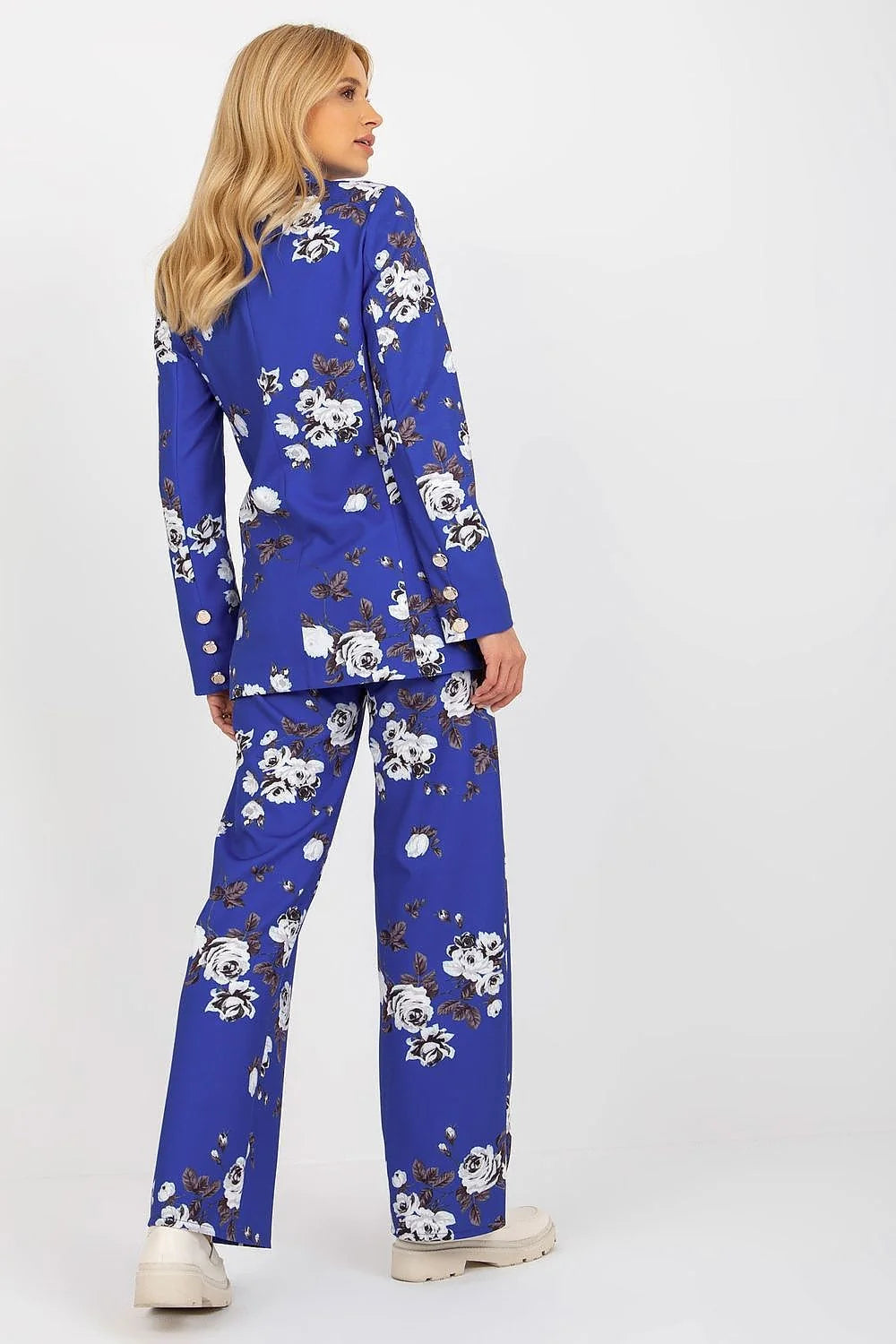 Costume tailleur femme veste pantalon bleu vif motifs floraux blancs brun élégant moderne occasion formelle professionnelle