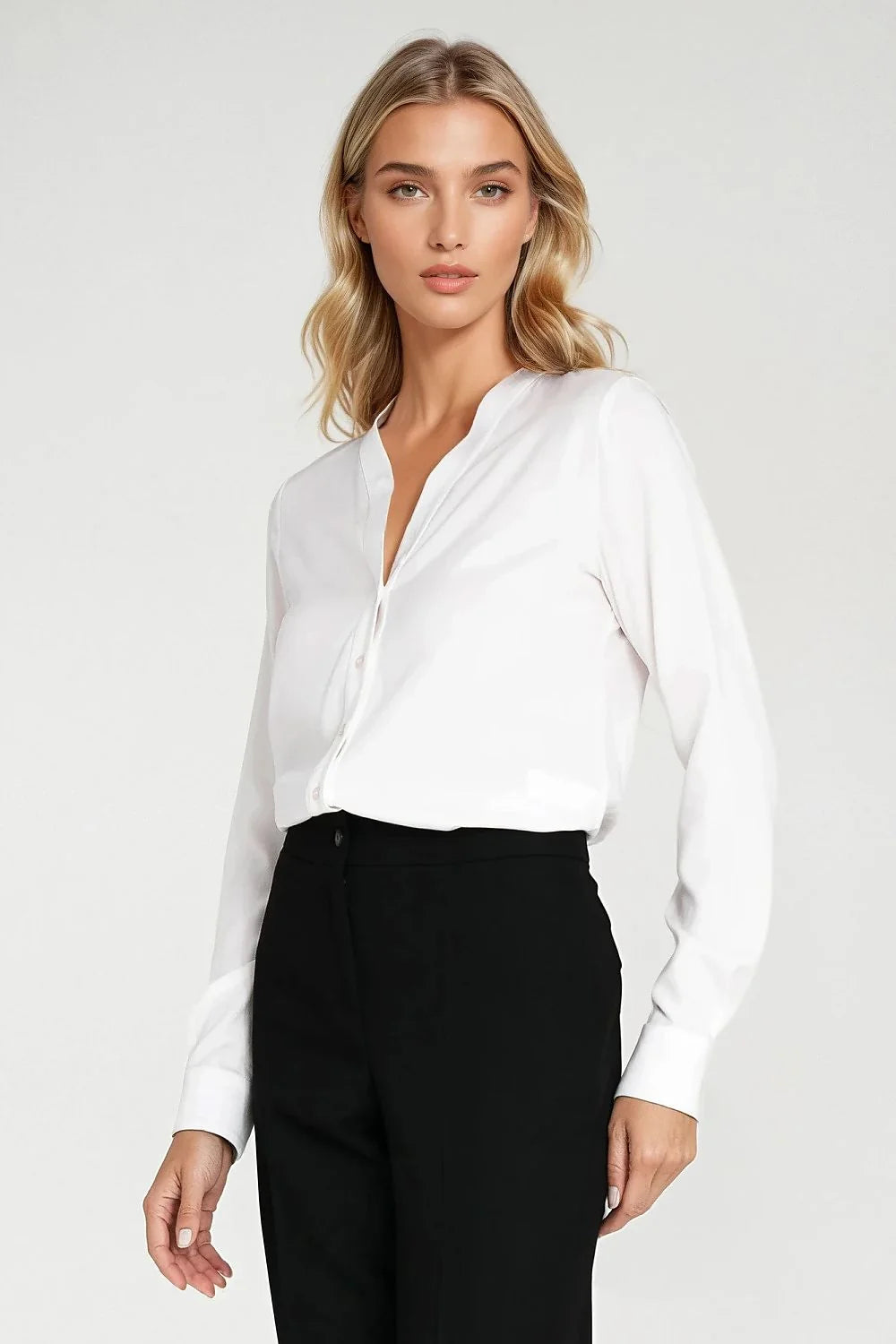 chemise femme blanche viscose légère satinée manches longues poignets boutonnés boutonnage décolleté V coupe droite légèrement cintrée fluide minimaliste élégant
