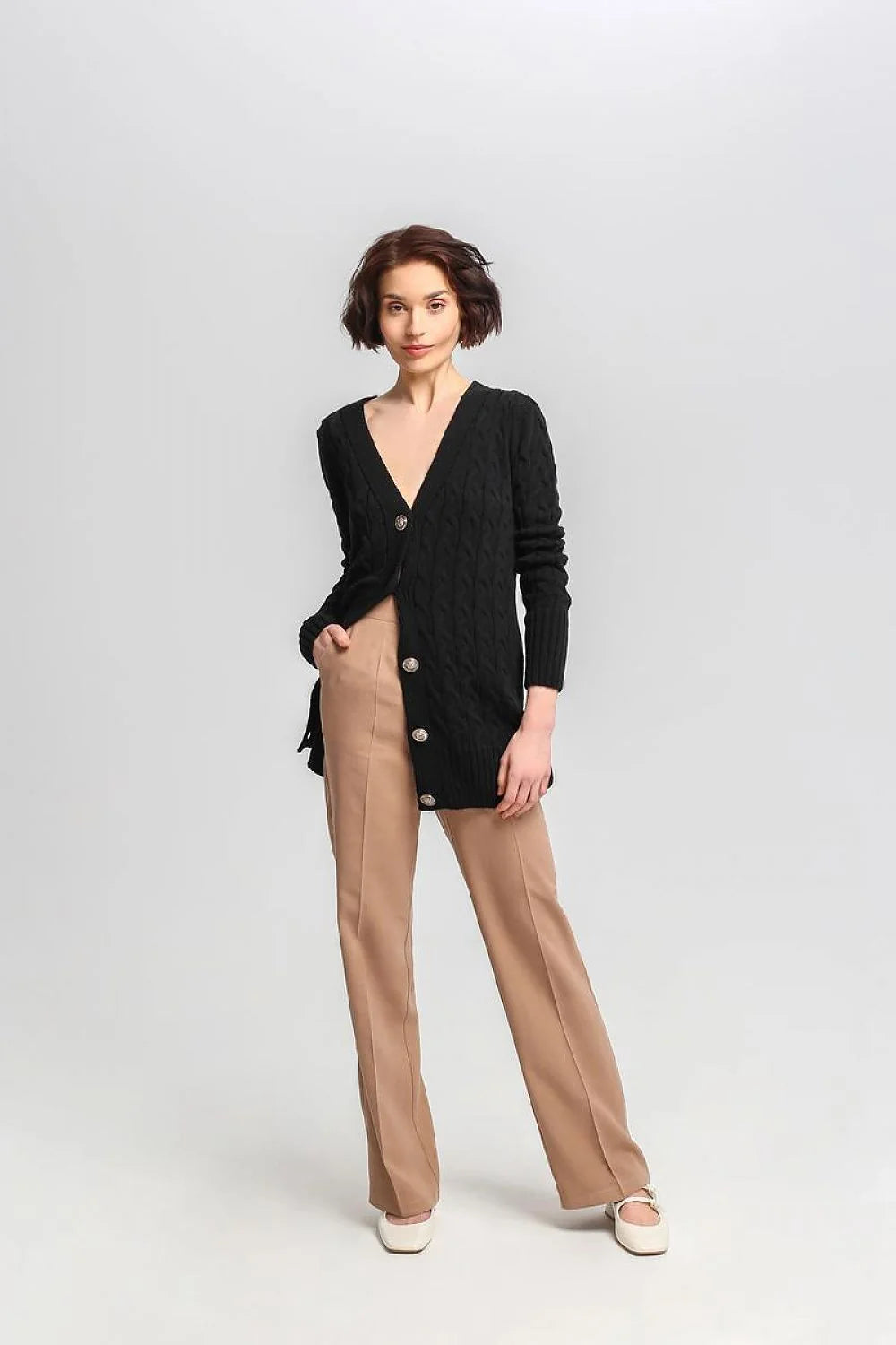 Ensemble vestimentaire féminin cardigan tricot motifs torsades profond col V boutons ronds pants beige coupe droite formel décontracté